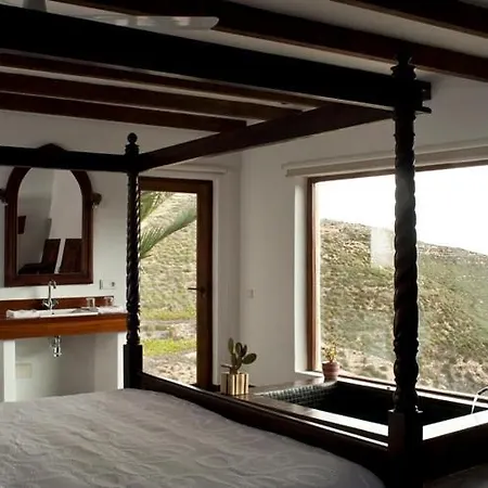 La Almendra Y El Gitano Agua Amarga (Almeria)